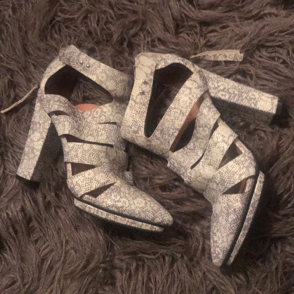 Jeffrey Campbell Shoes - Jeffrey Campbell pumps. Perfect for any season. 💎